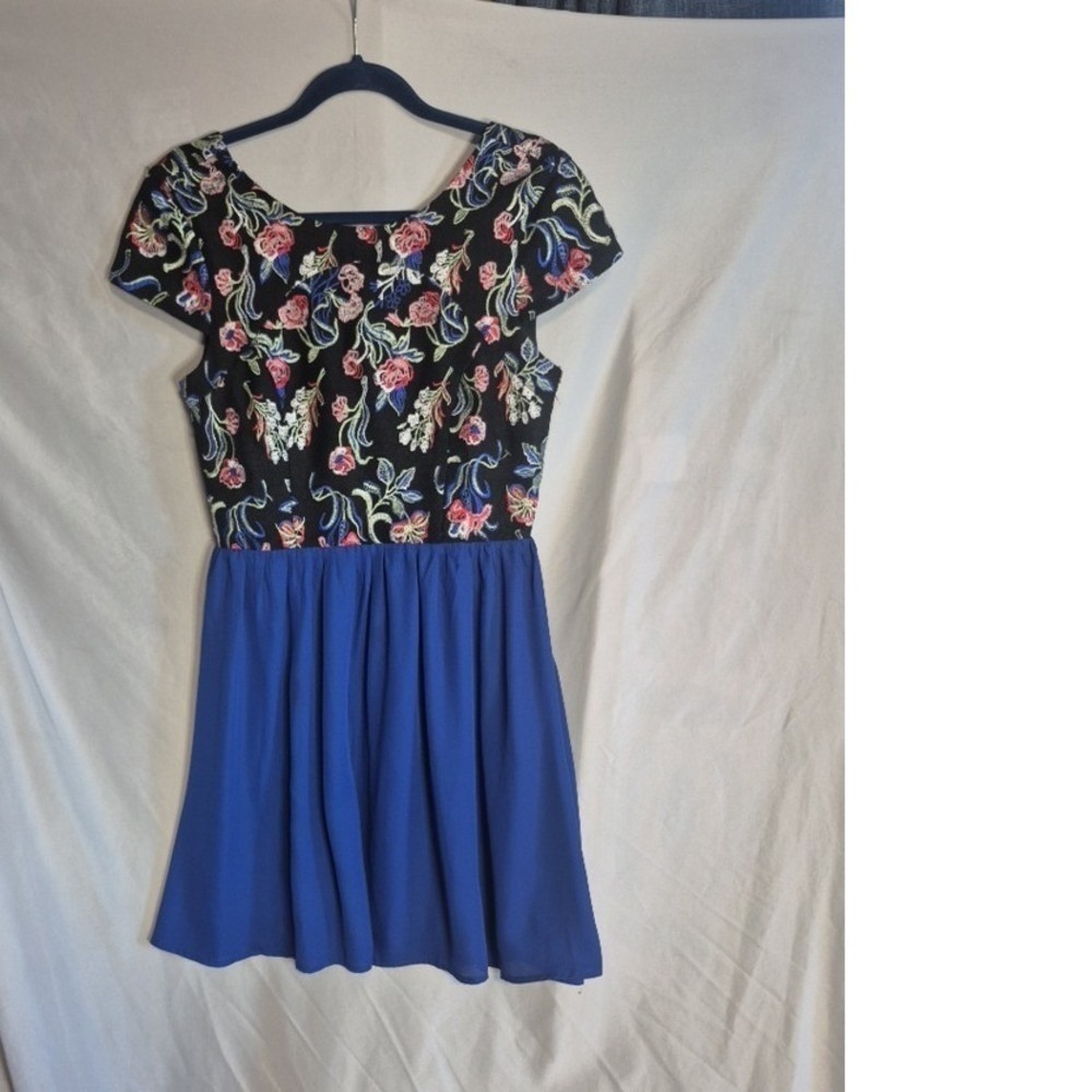 Alya Floral Embroidered Dress Cap Sleeve Party Cocktail Medium